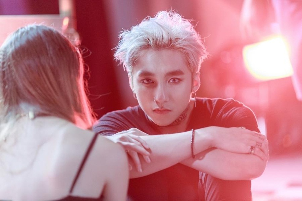 Lùm xùm tố nhau giả tạo, đạo nhạc, chat sex, showbiz Việt đang đi về đâu? - 3 Vụ việc giờ phút này vẫn chưa đi đến kết luận cuối cùng nhưng cũng đủ khiến khán giả ngán ngẩm vì những lùm xùm “có hệ thống” của nam ca sĩ trẻ. Đây không phải lần đầu tiên Sơn Tùng M-TP bị vướng nghi án đạo nhạc khi ra mắt sản phẩm âm nhạc mới.