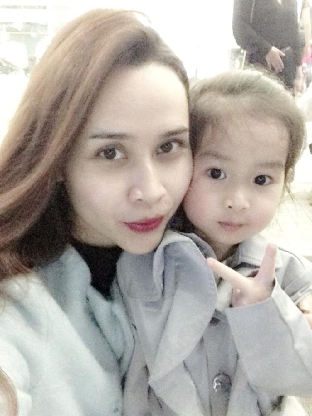 Lưu Hương Giang phản pháo quan điểm lỗi thời về “mẹ bỉm sữa” - 9 Khoảnh khắc Lưu Hương Giang selfie cùng con gái đầu Mina. Hai mẹ con mix đồ ăn ý.