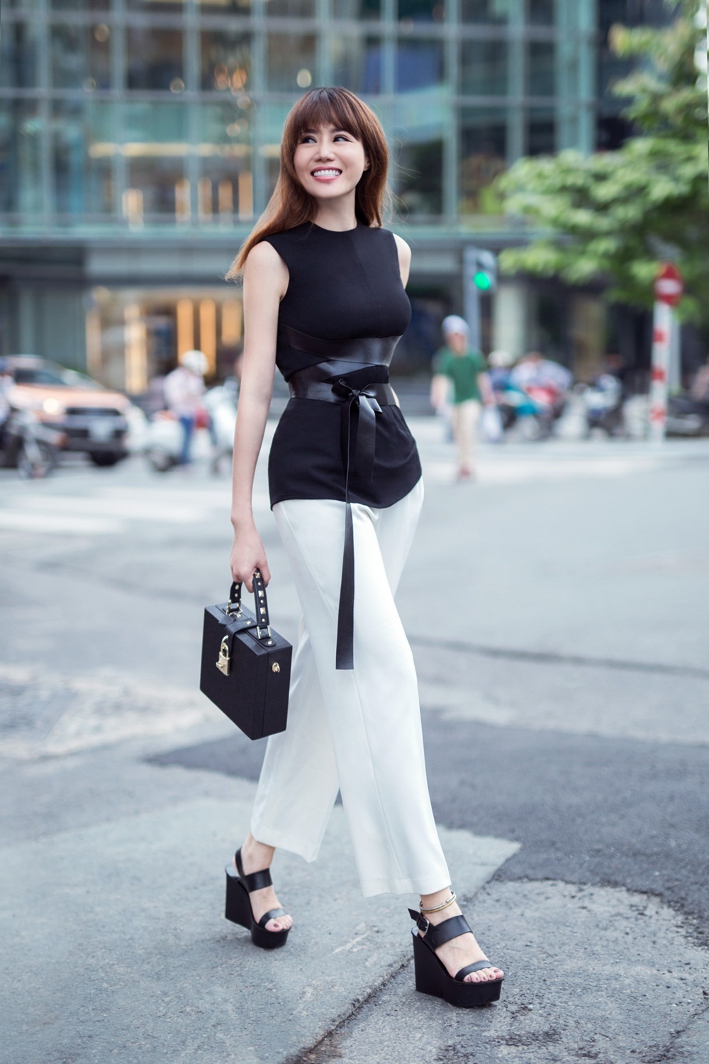 Trang phục và phụ kiện hết sức ăn ý.