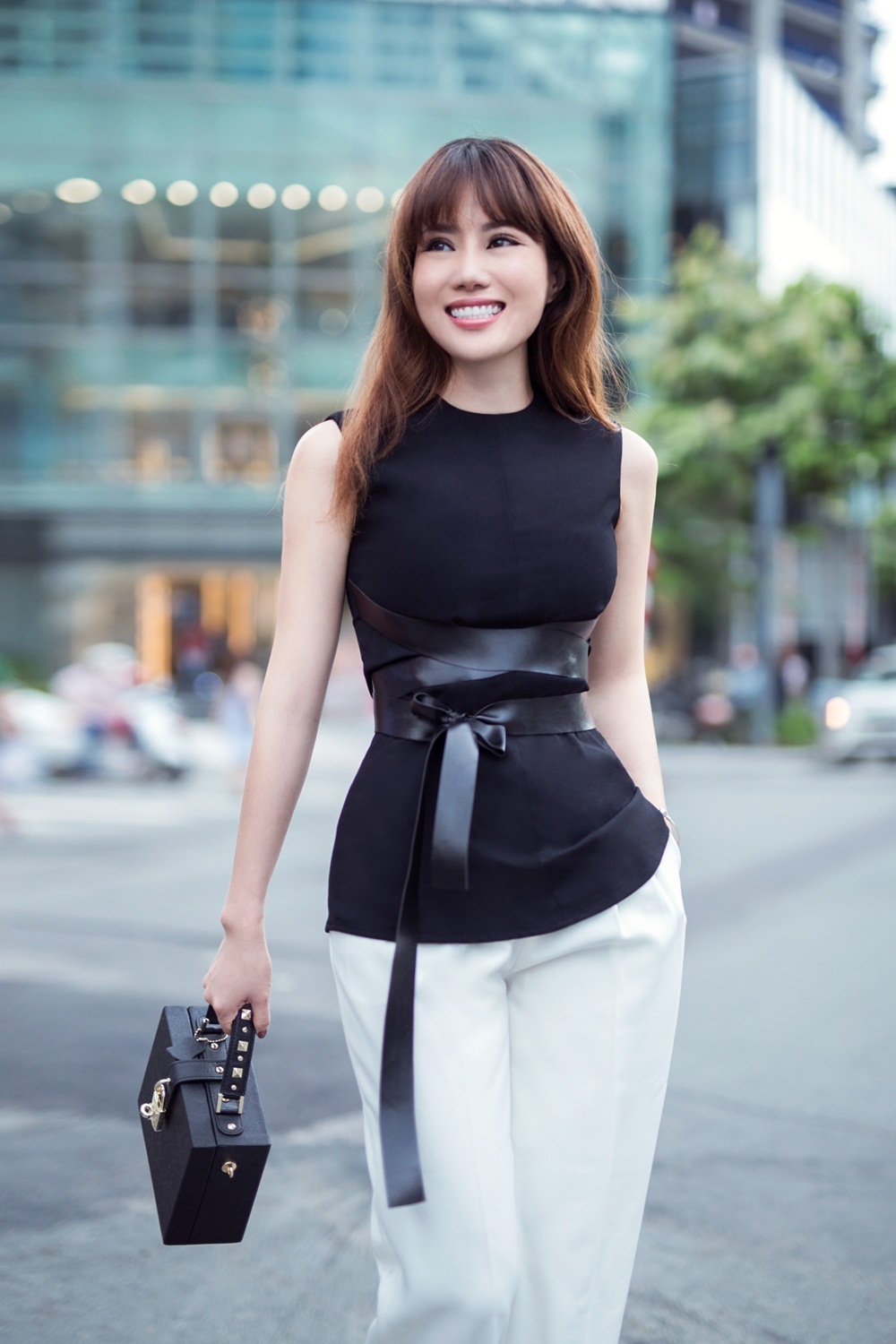 Amanda Huỳnh thu hút ánh nhìn bởi cách chọn trang phục tinh tế và vóc dáng chuẩn. Cô diện những set trang phục có điểm nhấn ở phần eo là dải nơ thắt hờ.