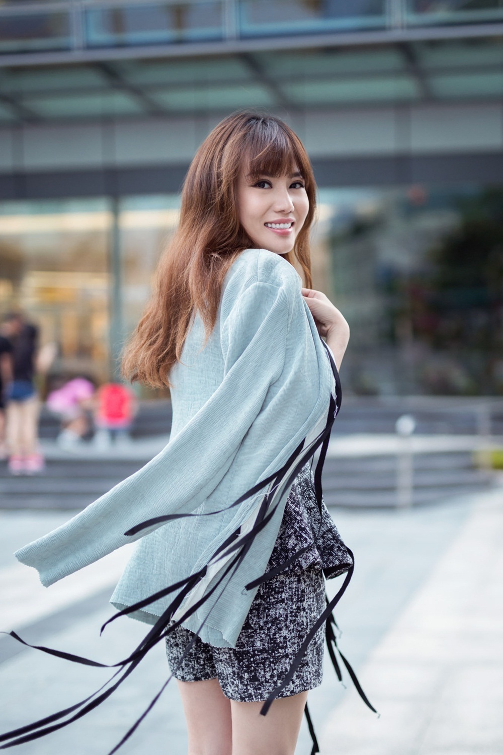 Nếu nhẹ nhàng, phóng khoáng luôn được Amanda Huỳnh ưa chuộng trên đất Pháp thì khi bất ngờ có mặt tại Sài Gòn trên phố đi bộ Nguyễn Huệ, người đẹp lại ghi điểm với gout ăn mặc hiện đại, trẻ trung.