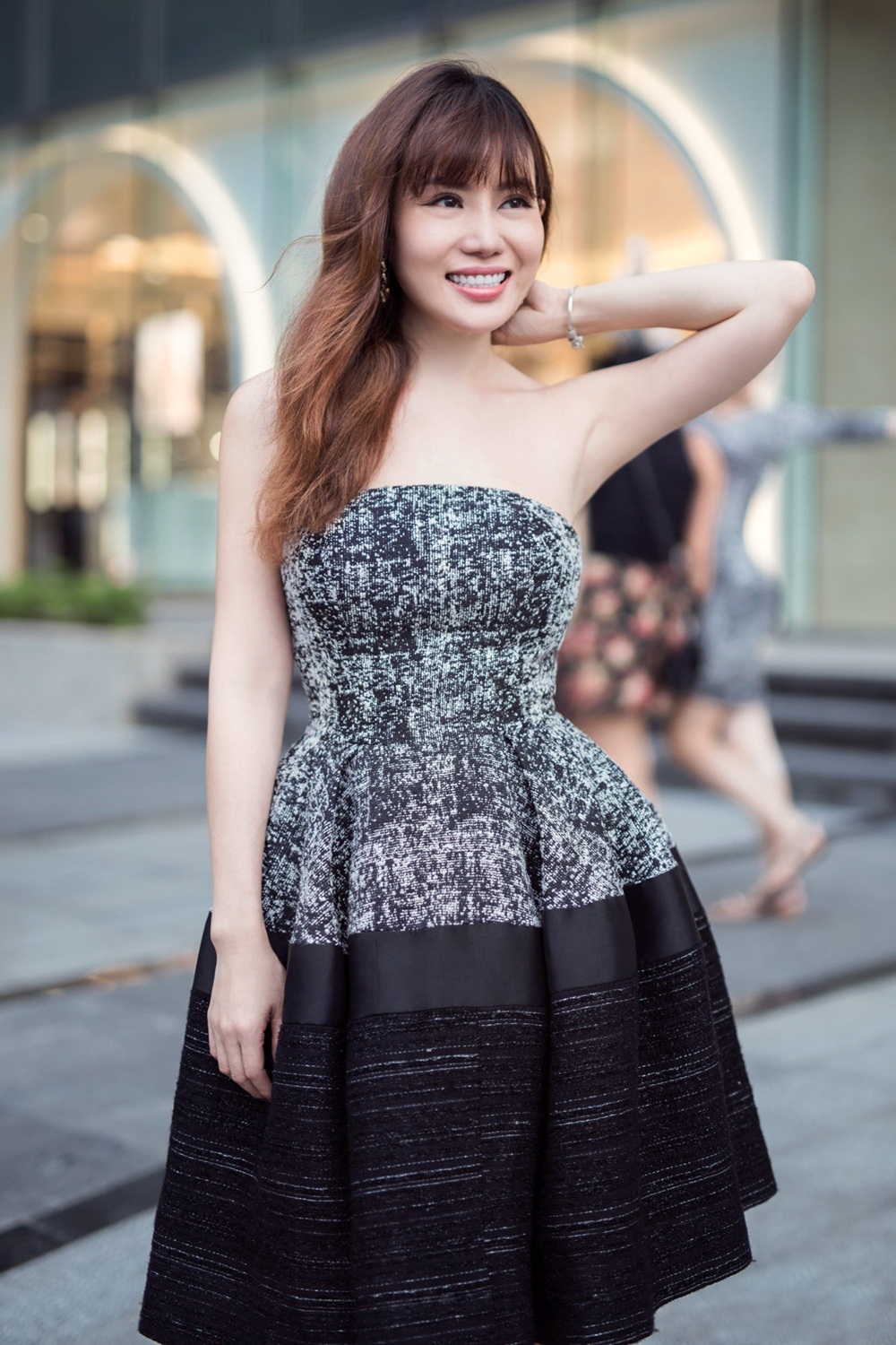 Luôn xuất hiện với váy áo thời thượng, tinh thần tươi trẻ cùng nụ cười tỏa sáng không thua bất cứ diễn viên nào, Amanda Huỳnh chia sẻ, “Có người đã từng hỏi tôi trên facebook rằng, luật sư mà sao ăn mặc như người mẫu thế?”.