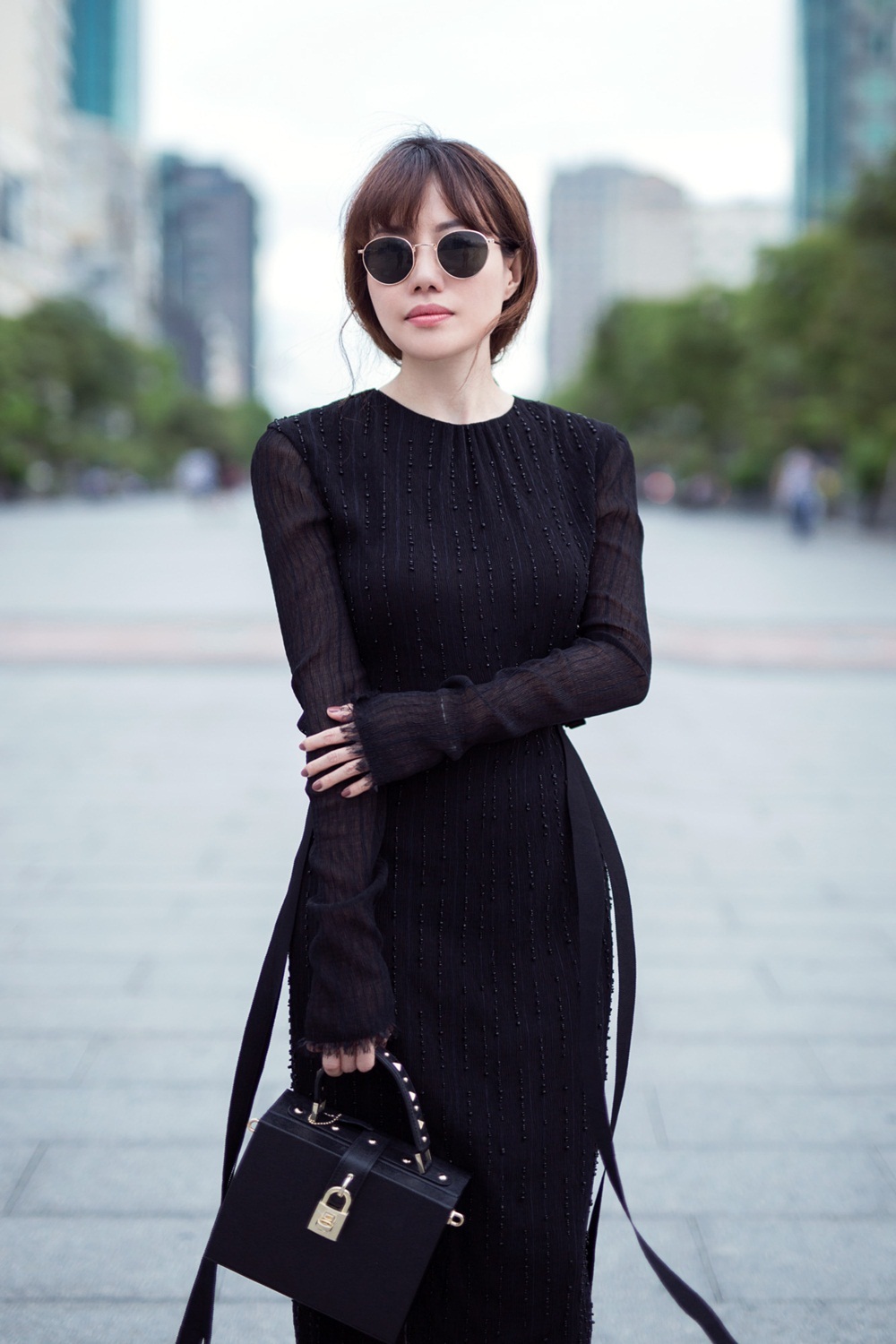 Một ngày dù mệt mỏi hay có nhiều áp lực công việc, cô chỉ cần diện đẹp và xuống phố là đã thấy hình ổn hơn nhiều rồi.