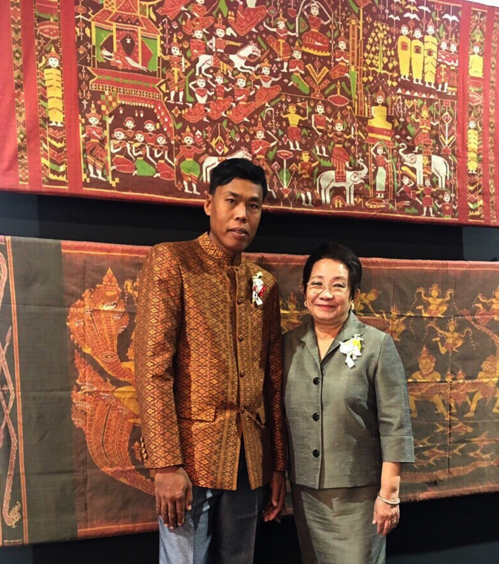 Nghệ nhân Campuchia cùng bức tranh dệt.