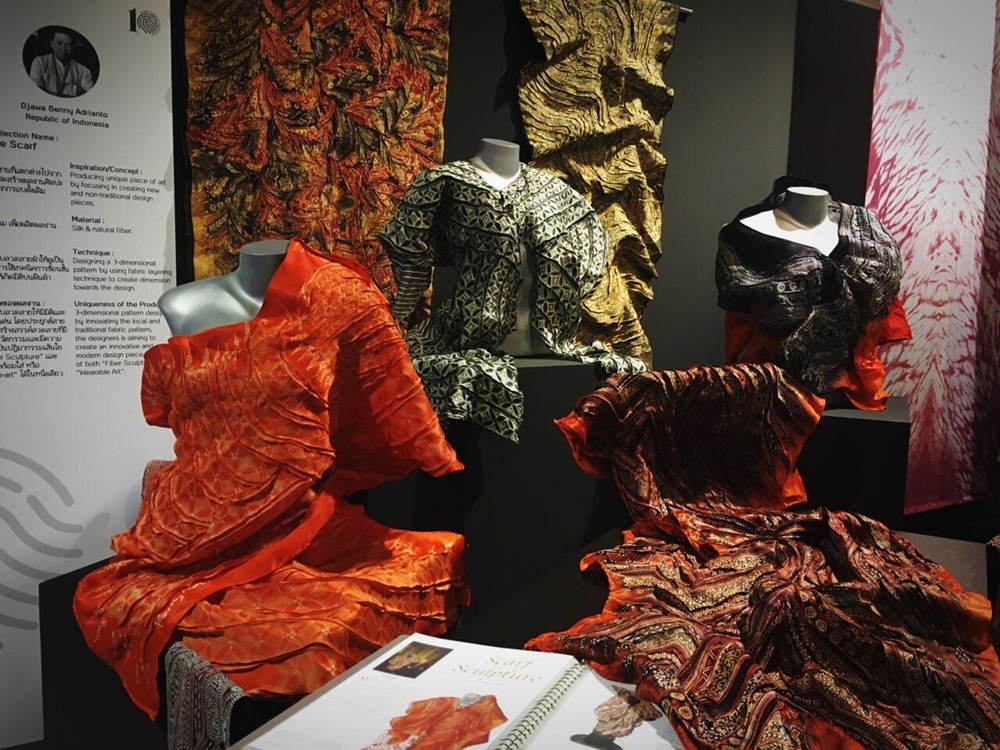 Những chiếc khăn lụa 3D của NTK Indonesia.