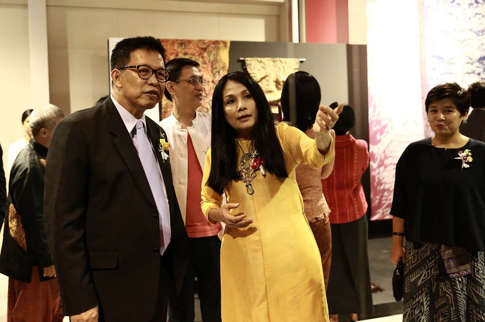 NTK Minh Hạnh giải thích ý nghĩa của chất liệu thổ cẩm với các nhân vật trong chính phủ và Hoàng gia Thái tại Triển lãm Asean Selection 2016.