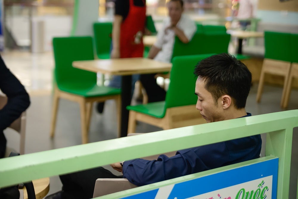 Quốc Cường âm thầm đến ủng hộ Hạ Vi ra mắt vai diễn đầu tay - 4 Trong ngày trọng đại, doanh nhân Quốc Cường cũng có mặt để ủng hộ bạn gái. Tuy nhiên anh chọn một góc khá âm thầm để tránh sự chú ý của báo giới.