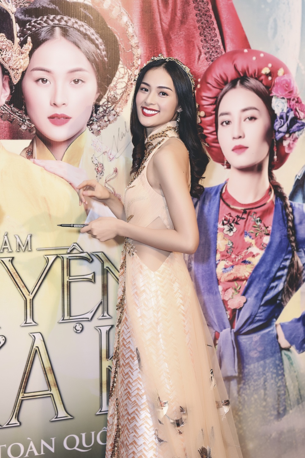 Quốc Cường âm thầm đến ủng hộ Hạ Vi ra mắt vai diễn đầu tay - 11 Chiếc đầm hiện đại nhưng vẫn phảng phất được hồn Việt trong tác phẩm với gam màu vàng sang trọng trên nền họa tiết đan lát gần gũi trong văn hóa Việt Nam. Phần cổ áo được lấy từ chiếc áo dài và phần thân áo cũng như phần tà được cách điệu từ chiếc áo tứ thân.Tạo điểm nhấn trên trang phục là những bông lúa lấp lánh được kết đính vô cùng tỉ mỉ và không thể thiếu những chú chim sẻ đang say sưa lựa thóc.