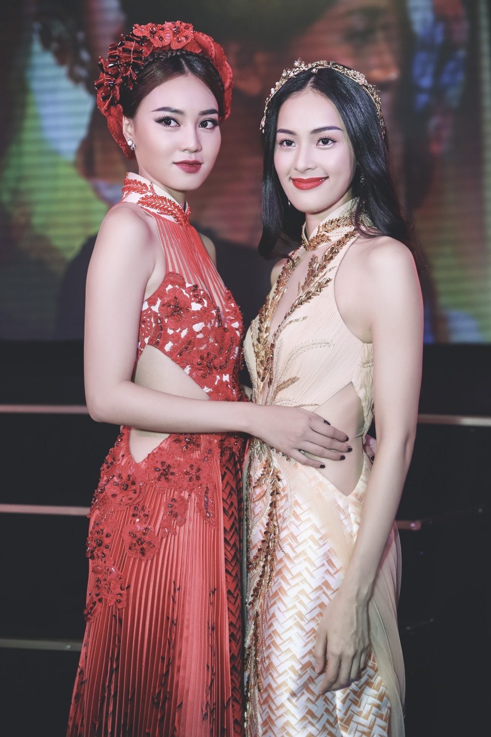 Quốc Cường âm thầm đến ủng hộ Hạ Vi ra mắt vai diễn đầu tay - 12 Nàng Tấm Hạ Vi thân thiết cùng cô Cám Lan Ngọc.