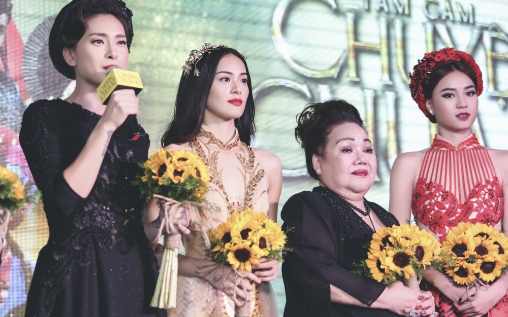 Quốc Cường âm thầm đến ủng hộ Hạ Vi ra mắt vai diễn đầu tay - 15 Ngô Thanh Vân không hề kém cạnh nhan sắc khi đứng cạnh đàn em 9X Ninh Dương Lan Ngọc và Hạ Vi. Trong phim, đả nữ vào vai dì ghẻ.