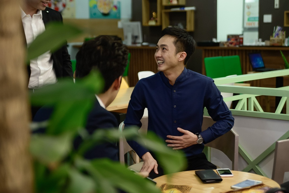 Quốc Cường âm thầm đến ủng hộ Hạ Vi ra mắt vai diễn đầu tay - 6 Anh vui vẻ trò chuyện cùng một vài người bạn trong lúc chờ bạn gái.
