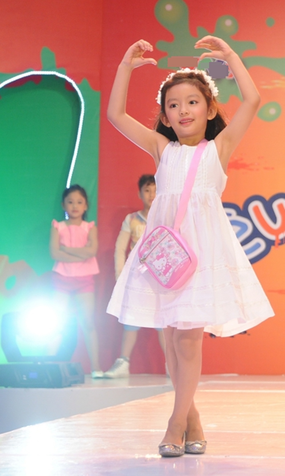 Ngọc Diễm cảm ơn Mai Thu Huyền và cho biết cô thật sự xem con gái như một người bạn thân. Hai mẹ con hoàn toàn có thể chia sẻ và nói chuyện cùng nhau gần gũi và tự nhiên. Cô thường xuyên khuyến khích con gái chủ động làm điều mình thích, sau đó sẽ quan sát và uốn nắn con.