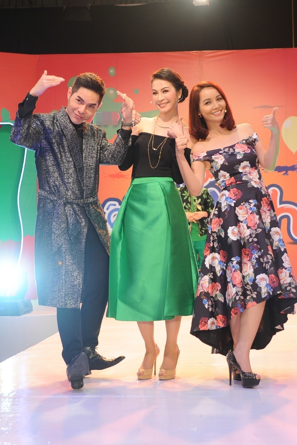 Diễn viên Mai Thu Huyền tâm sự rằng, cô từng chứng kiến cảnh hai mẹ con Ngọc Diễm tâm sự qua điện thoại hàng tiếng đồng hồ. Cô rất bất ngờ với khả năng ăn nói lưu loát và thông minh của một cô bé năm tuổi.