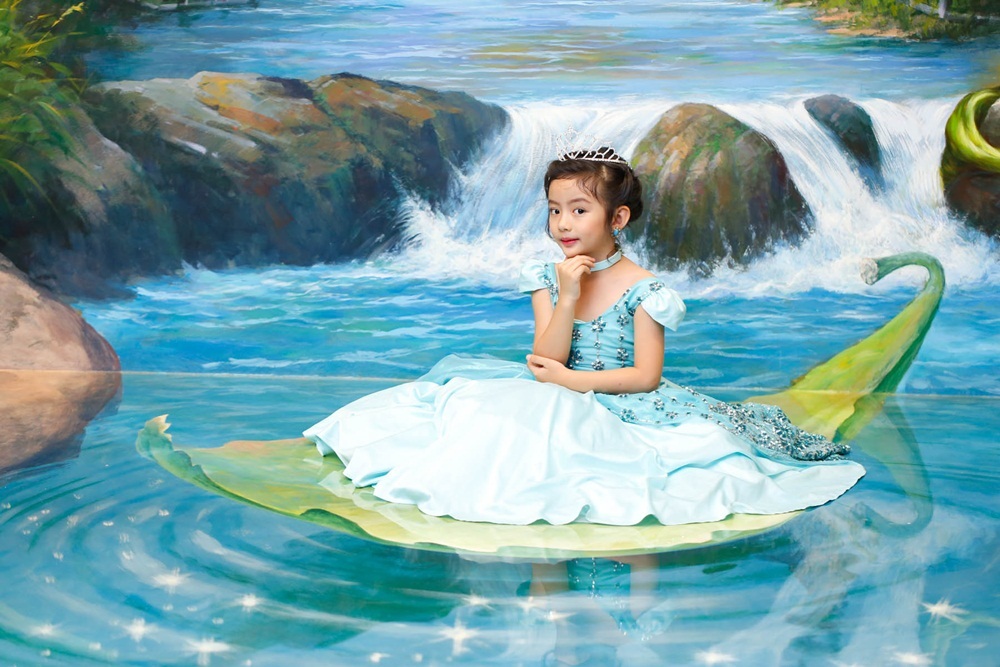 Điểm đặc biệt nhất trên gương mặt của cô bé là đôi mắt biết cười và khuôn miệng nhỏ nhắn.