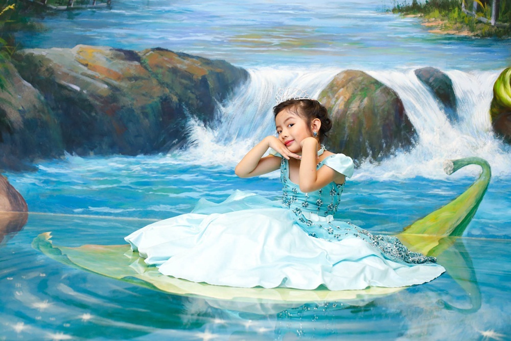 Trong trang phục váy rộng xòe, cô bé như hóa thân thành một nàng công chúa đầy xinh đẹp trong cổ tích.