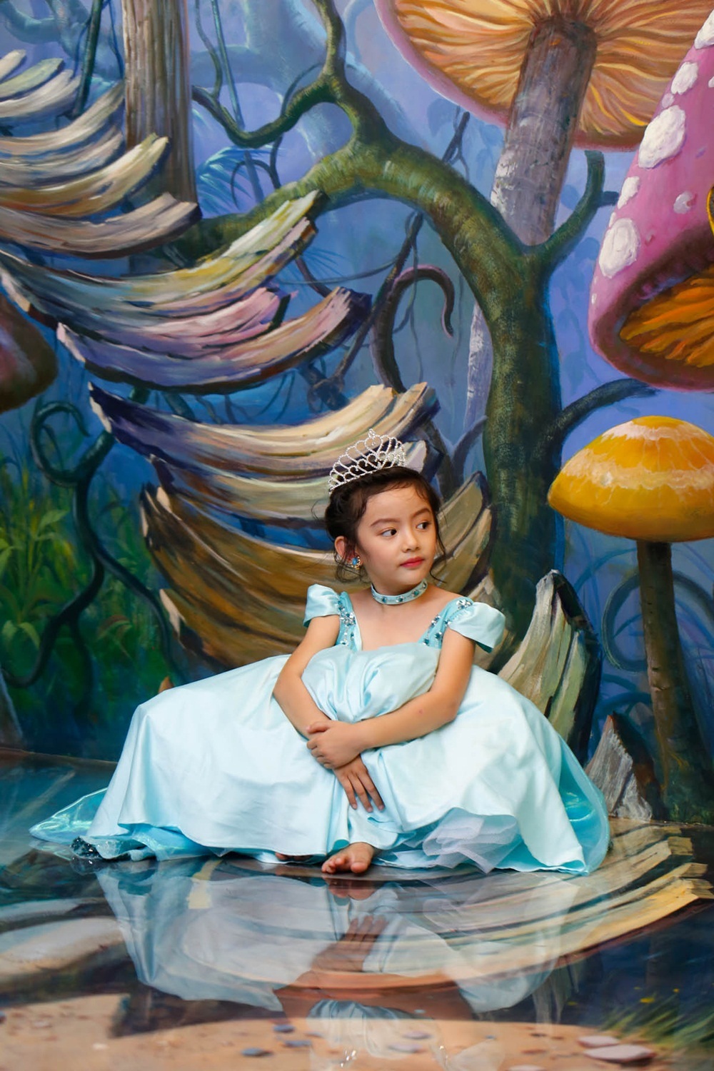 Thật ra, đây là hình ảnh dự thi của bé tại một chương trình. Trong phần thi này, các thí sinh phải lựa chọn một nhân vật chủ đề và chụp một bộ ảnh hóa thân.