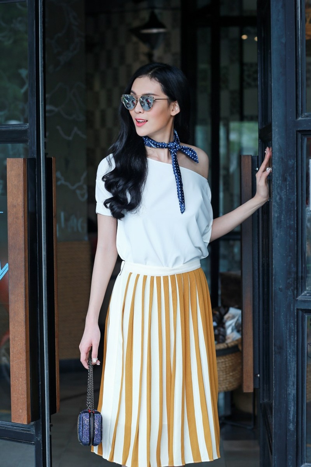 Nữ sinh Công nghệ TPHCM cá tính dạo phố - 8 Trong ảnh dáng váy xếp ly xòe được may trên nền vải màu vàng tươi mix với áo lệch vai giúp người mẫu khoe làn da trắng rạng rỡ.