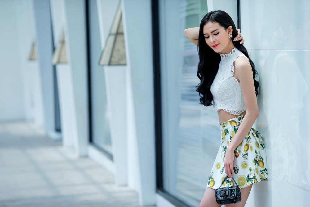Nữ sinh Công nghệ TPHCM cá tính dạo phố - 6 Áo crop top ren màu trắng đầy mơ màng kết hợp cùng chân váy.