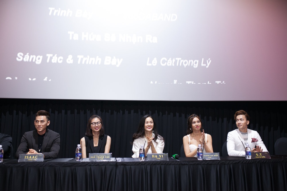 Ngô Thanh Vân khóc nức nở, Hương Giang bị tuýt còi vì MV 18+ - 1 Chiều ngày 17/8, đoàn làm phim Tấm Cám - Chuyện chưa kể đã có buổi gặp gỡ chính thức báo chí để giới thiệu phim và chuẩn bị công chiếu.