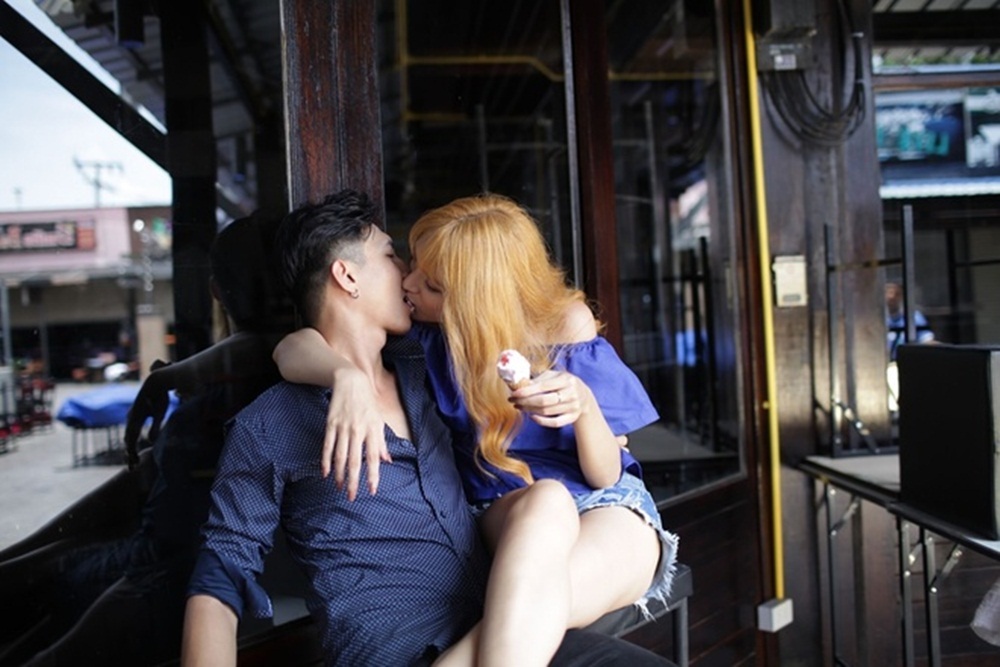 Ngô Thanh Vân khóc nức nở, Hương Giang bị tuýt còi vì MV 18+ - 8 Cục đề nghị Sở Văn hóa và Thể thao TPHCM kiểm tra cơ sở pháp lý việc phổ biến, lưu hành bản ghi hình nói trên và có biện pháp ngăn chặn, xử lý theo đúng quy định tại Nghị định số 15/2016/NĐ- CP. Hương Giang Idol cũng tự nhận cô mạo hiểm khi thực hiện video nhạc giới hạn độ tuổi người xem.