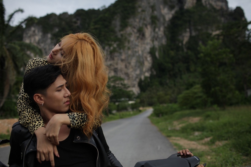 Hương Giang nhuộm vàng mái tóc cho tạo hình nhân vật.