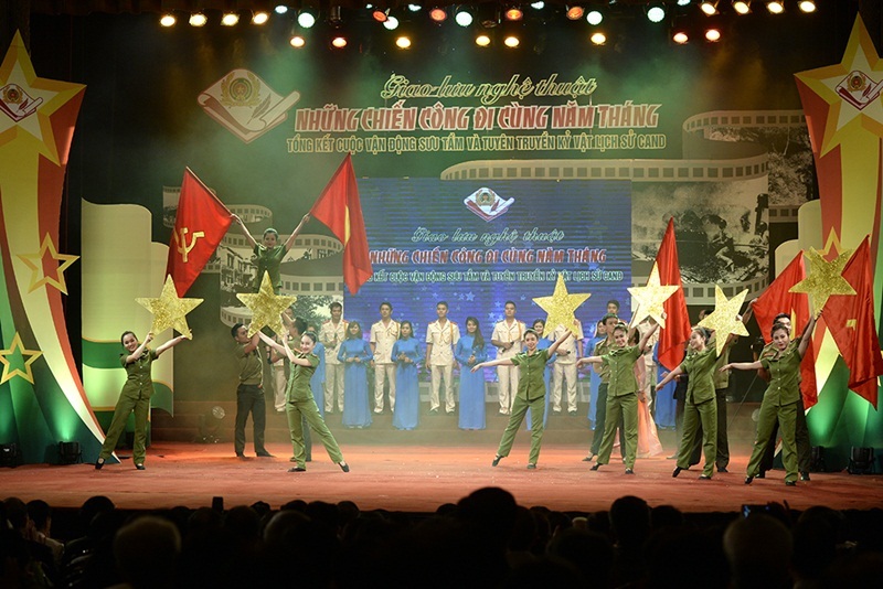 Đan xen trong chương trình là tiết mục Người công an thân yêu do tốp ca nam nữ và tốp múa đoàn nghệ thuật Bộ tư lệnh Cảnh sát cơ động biểu diễn.