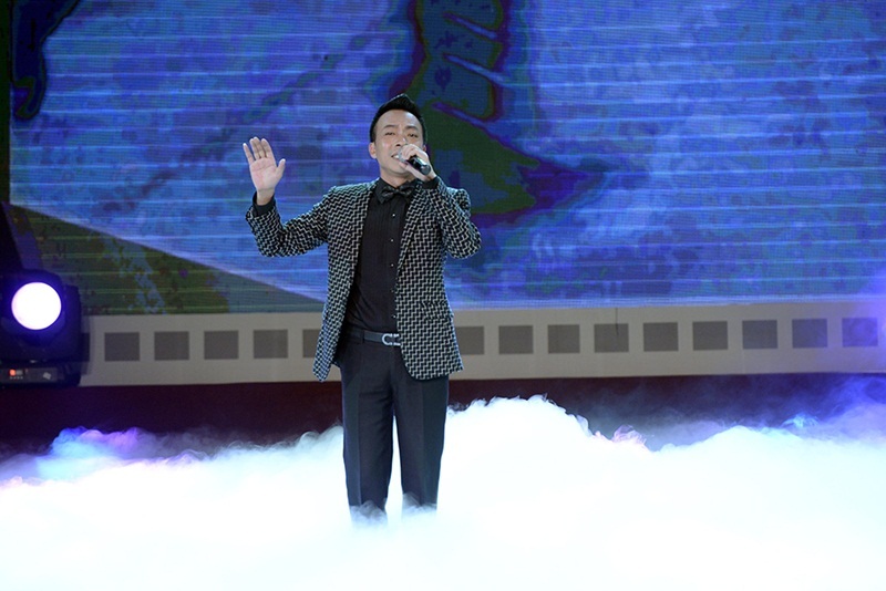 “Mẹ kể con nghe kỉ niệm về ba, những tháng năm âm thầm làm nhiệm vụ, lặng lẽ ra đi không lời nhắn nhủ, để con thơ với người vợ cô đơn”, ca khúc Kỉ niệm về ba được NSƯT Việt Hoàn thể hiện đầy sâu lắng, thổn thức trong chương trình.