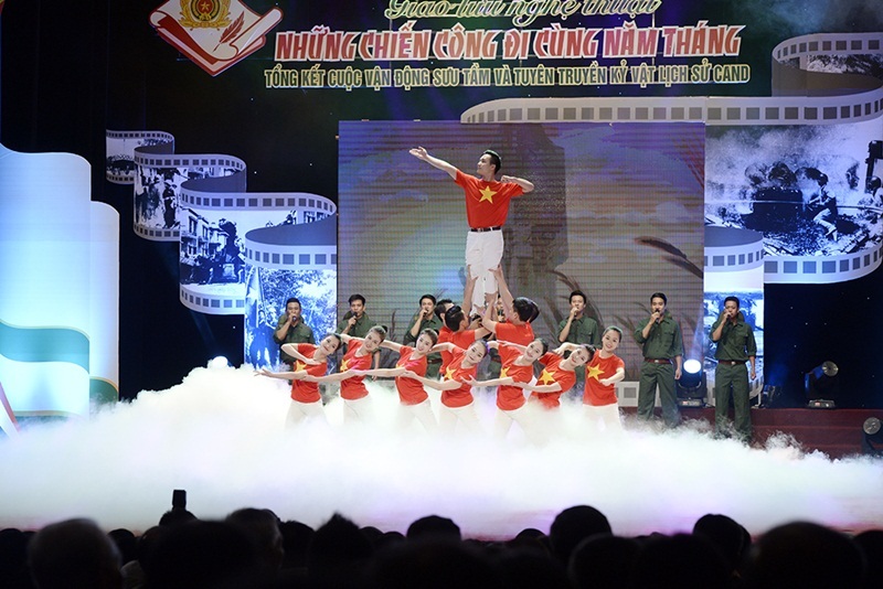 NSƯT Việt Hoàn da diết khúc hát ngợi ca chiến sĩ công an nhân dân - 11