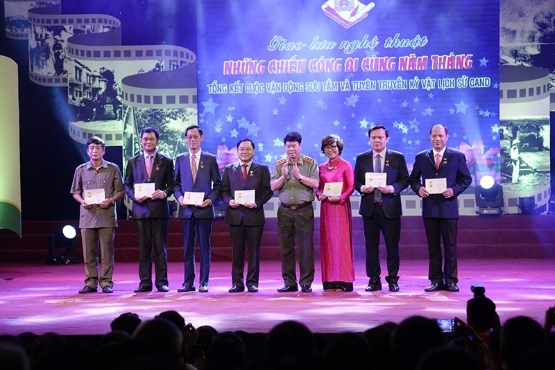 Thượng tướng Bùi Văn Nam - Ủy viên Trung ương Đảng, Thứ trưởng Bộ Công an trao tặng Kỉ niệm chương “Bảo vệ an ninh Tổ quốc” và bằng chứng nhận cho các đại biểu đã có những đóng góp tích cực, xuất sắc cho thành công của cuộc vận động.