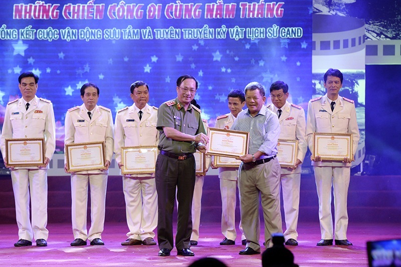 Thượng tướng Nguyễn Văn Thành - Ủy viên Trung ương Đảng, Thứ trưởng Bộ Công an tặng bằng khen các tập thể, cá nhân đã có đóng góp tích cực, xuất sắc cho cuộc vận động.