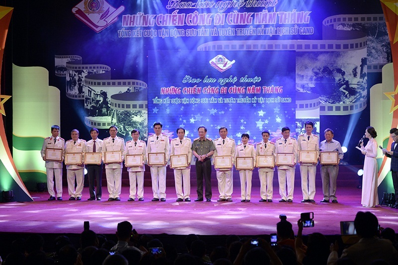 NSƯT Việt Hoàn da diết khúc hát ngợi ca chiến sĩ công an nhân dân - 9