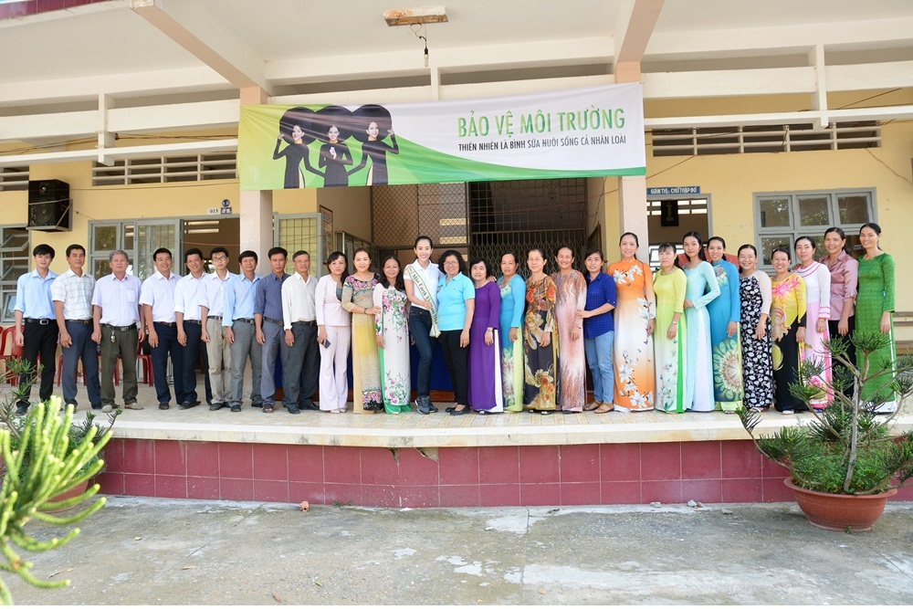 Trước khi chia tay với các thầy cô và các em học sinh ở 2 ngôi trường cũ, Nam Em không quên gửi lời cảm ơn và lời chúc tới các thầy cô cũng như các em học sinh có một năm học mới nhiều thành công.