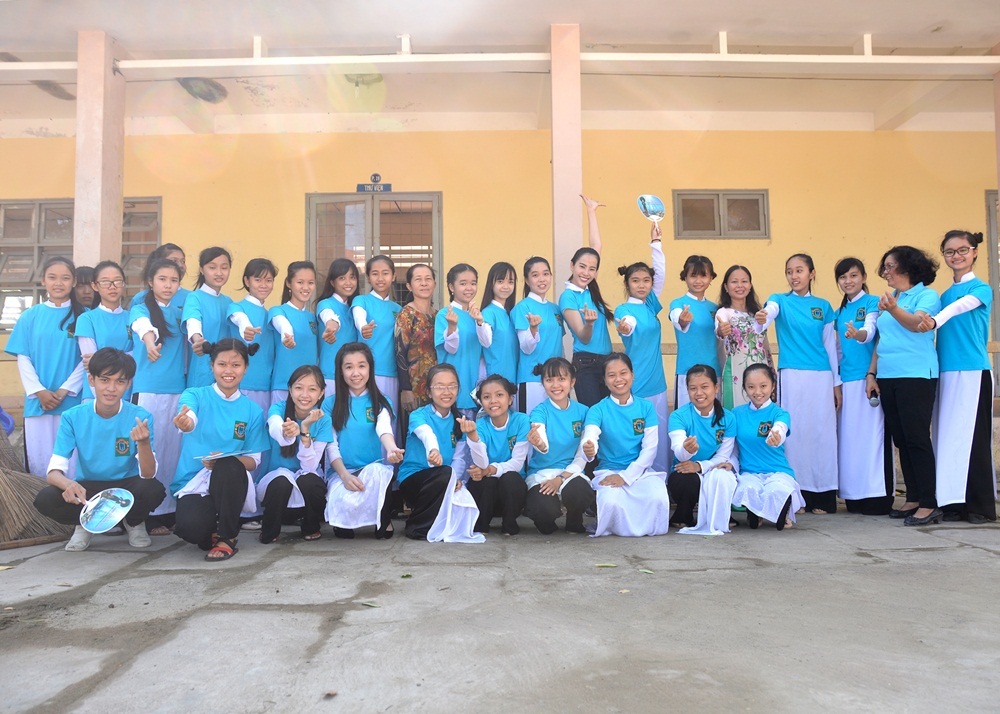 Đáp lại những tình cảm đó của Nam Em, mọi người cũng dành những lời chúc tốt đẹp tới Hoa khôi Đồng bằng, đặc biệt là chúc cô sẽ đạt được thành tích cao trong cuộc thi Hoa hậu Trái Đất sắp tới.