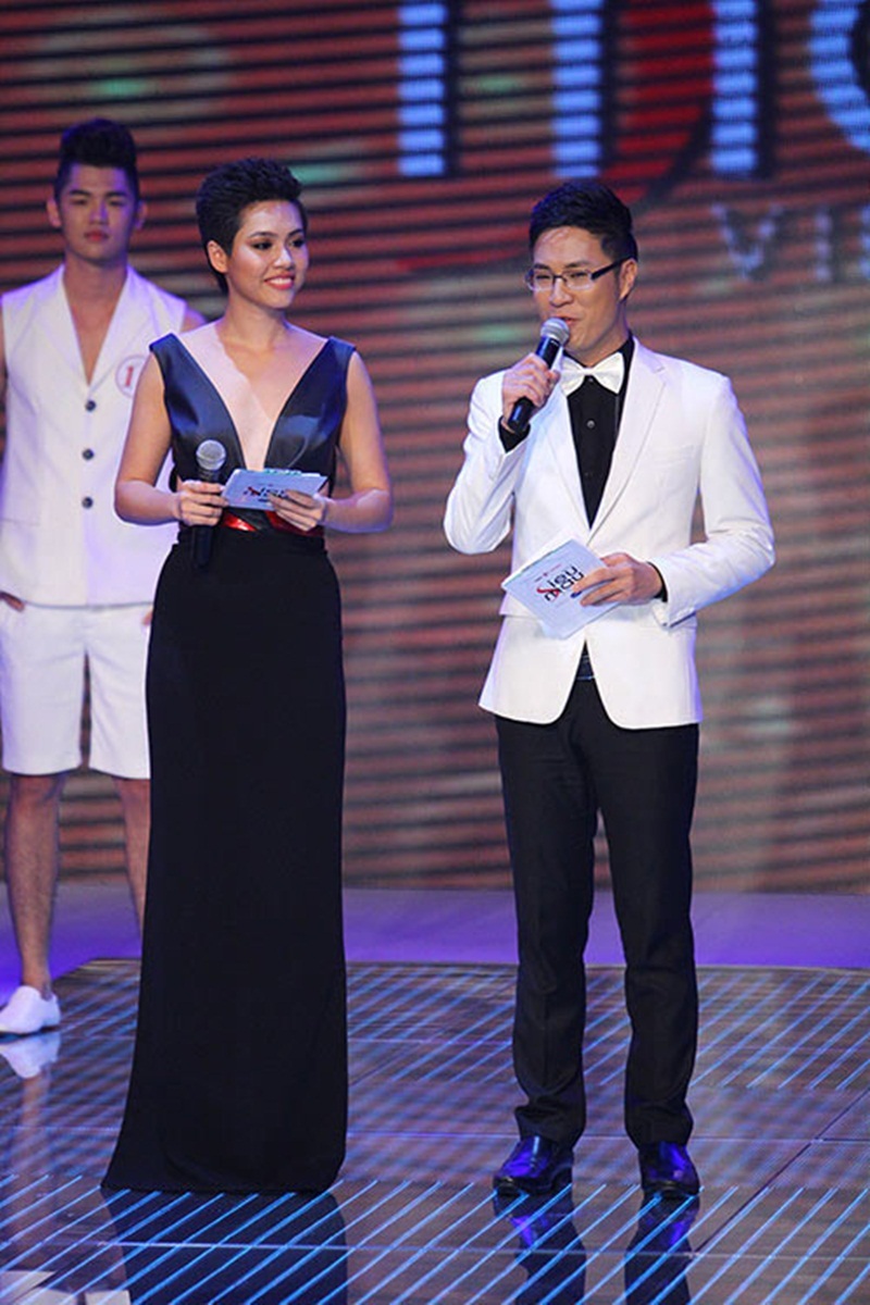 Á hậu Hoàng My từng bị ném đá khi dẫn chương trình.