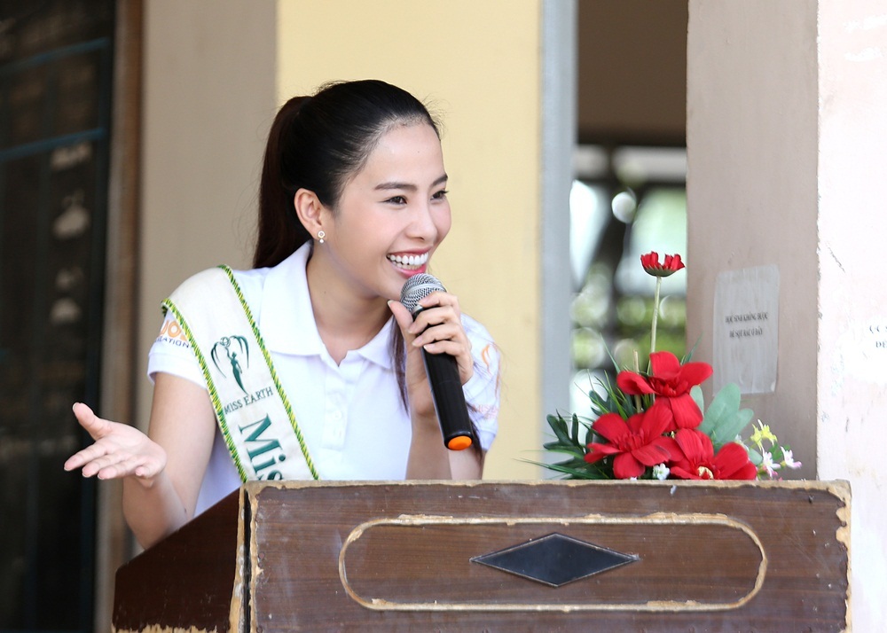 Trong buổi giao lưu với các thầy cô cũng như các em học sinh tại 2 ngôi trường cũ, Nam Em đã dành thời gian trò chuyện, khích lệ, động viên tinh thần học tập của các em.