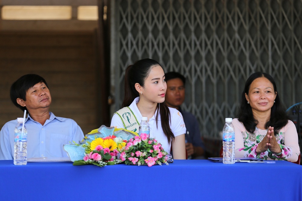 Hoa khôi bồi hồi nhớ lại những kỉ niệm thời đi học.