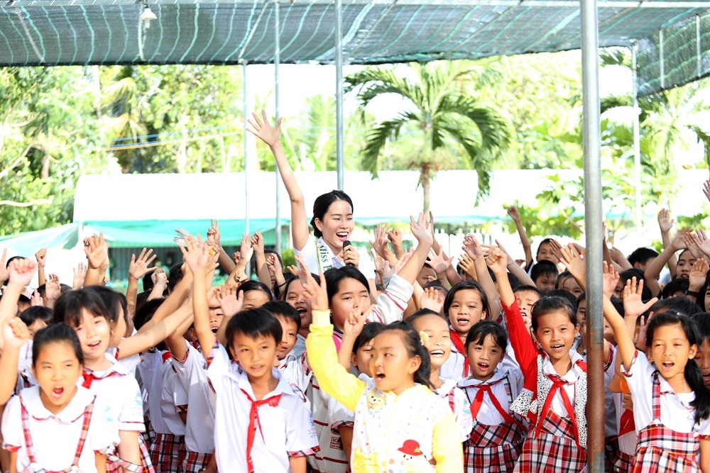 Khi vừa đặt chân tới trường, Nam Em được các thầy cô và học sinh trong trường chào đón rất nồng nhiệt.