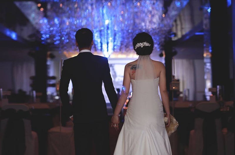 Chuyện tình yêu chàng nghệ sĩ xăm dành cho vợ hút dân mạng - 2 Tình yêu của hai bạn trẻ vô tình quen nhau đã đơm hoa kết trái bằng một đám cưới.