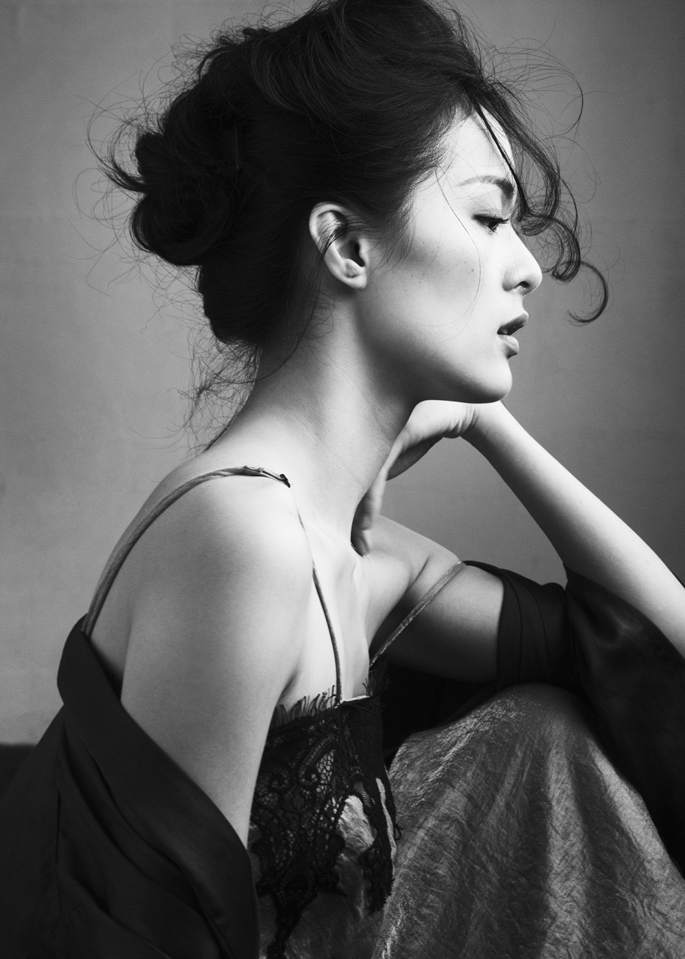 Sau thời gian theo đuổi hình ảnh thanh lịch, mới đây nữ diễn viên Hạ Vi đã quyết định chụp một bộ ảnh khoe vẻ gợi cảm ở tuổi 23.