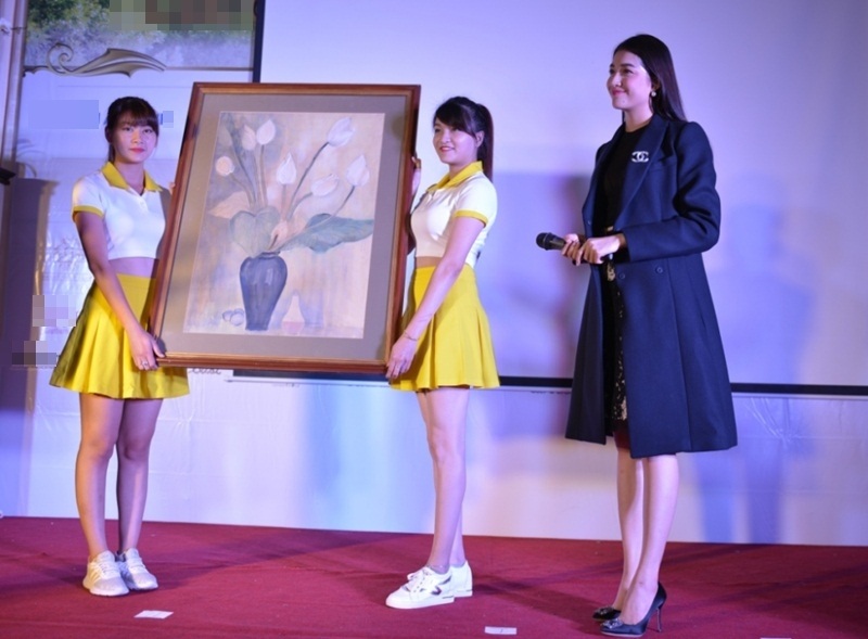 Trong buổi tối cùng ngày, Á hậu Lệ Hằng đã kêu gọi được các mạnh thường quân ủng hộ cho chương trình Đồng hành cùng Hoa hậu Hoàn vũ Việt Nam, thông qua việc đấu giá bức tranh “Hoa sen trắng” của hoạ sĩ đến từ Hồng Kông được sáng tác vào năm 1995. Tổng số tiền Á hậu đã kêu gọi được là 500 triệu đồng.