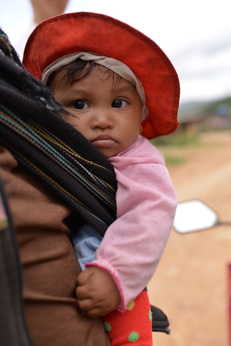 Cuộc sống của các em nhỏ ở khu vực này vô cùng nghèo khó. Địa hình núi cao, đường vào làng khó khăn khiến địa phương kém phát triển về kinh tế.