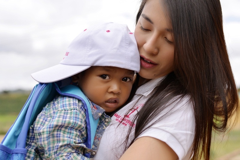 Có bé do bị tê liệt cả hai chân nên Lệ Hằng đã ẵm bồng để trò chuyện và dẫn bé đi khắp nơi.