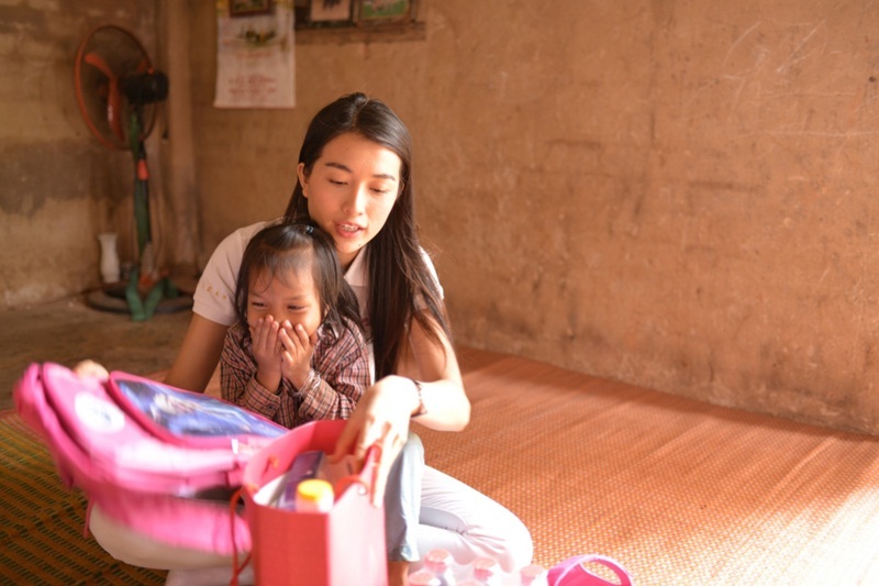 Á hậu còn ghé thăm một gia đình có hai em nhỏ đều bị liệt do ảnh hưởng chất độc màu da cam. Lệ Hằng còn vô cùng bồi hồi xúc động khi chứng kiến cảnh tượng hai bé không thể di chuyển và không ai chăm nom chu đáo do bố mẹ đi rẫy. Lệ Hằng còn đến thăm một hoàn cảnh bất hạnh khác khiến cô không kiềm được cảm xúc. Một người phụ nữ nuôi cùng lúc ba con và chồng đã mất do bị sét đánh khi đang làm rẫy. Lệ Hằng có dịp trò chuyện cùng một trong những bé gái của gia đình. Cô vô cùng bất ngờ trước sự lanh lợi và thông minh của cô bé.