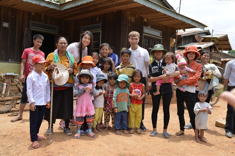 Á hậu Lệ Hằng cho biết “Tôi mong mỏi và cố gắng giúp các em nhỏ có điều kiện sinh hoạt và học tập tốt hơn. Có như thế, những bậc làm cha, làm mẹ có thể yên tâm hơn giao con cho nhà trường và lo việc nương rẫy và các em cũng như gia đình có thể cải thiện tình hình kinh tế hơn .