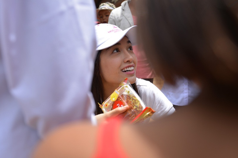 Sáng hôm sau, Lệ Hằng thức dậy từ sớm và di chuyển mất 1 tiếng 30 phút về xã Tà Năng, huyện Đức Trọng. Hai địa điểm cô ghé thăm và trao quà trung thu là trường mẫu giáo chính của xã và phân trường K’longbong.