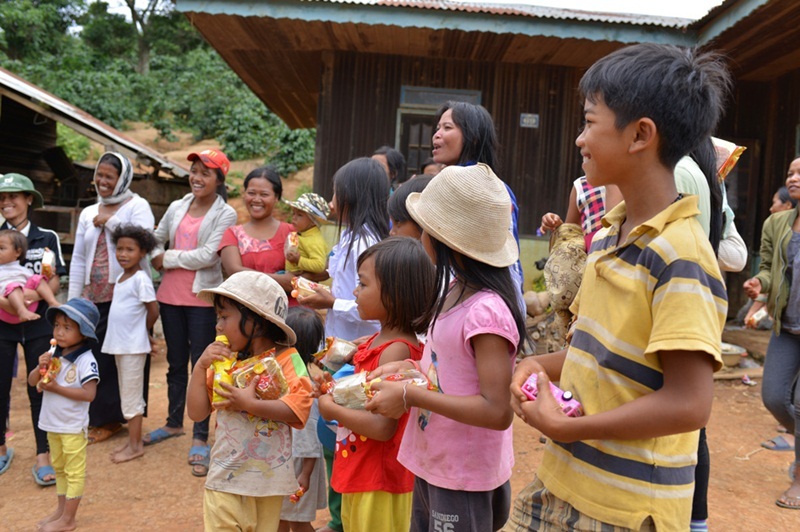 Niềm vui bình dị của người dân vùng cao trước sự xuất hiện của Á hậu.
