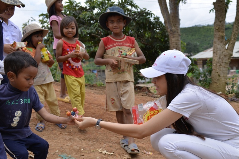 Niềm háo hức hiện trên gương mặt các em nhỏ miền núi.
