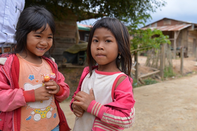 Nụ cười của các bé gái khi nhận được quà.