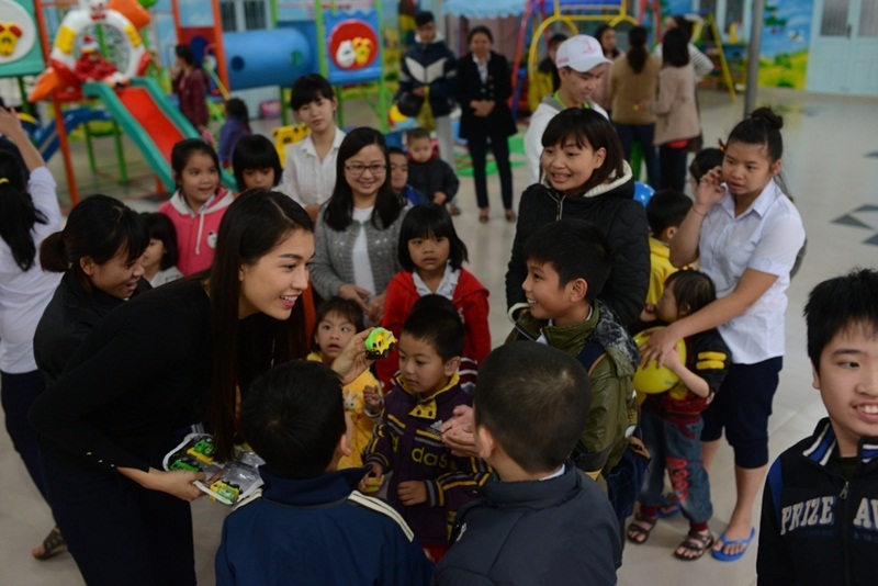 Vừa qua, Á hậu Hoàn vũ Lệ Hằng của cuộc thi Hoa hậu Hoàn vũ Việt Nam 2015 đã có chuyến từ thiện thuộc khuôn khổ chương trình thiện nguyện Đồng hành cùng Hoa hậu Hoàn vũ Việt Nam tại TP Đà lạt và huyện Đức Trọng, tỉnh Lâm Đồng. Chuyến bay đến Lâm Đồng bị hủy phút chót do điều kiện thời tiết xấu, tuy nhiên, để không ảnh hưởng đến tiến độ công việc, Lệ Hằng lập tức chuyển chuyến bay đến Nha Trang và đi xe quay ngược lại Đà Lạt. Vừa đặt chân đến Đà Lạt, Á hậu Lệ Hằng đến thăm trường nuôi dạy trẻ em khuyết tật Mai Anh và mái ấm khiếm thính Hồ Tùng Mậu tại Đà Lạt.