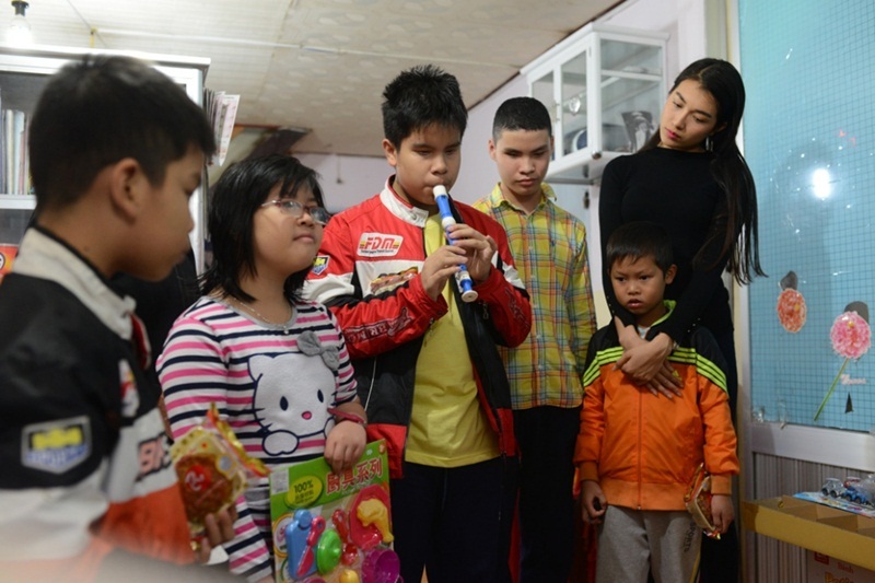 Đa phần các em nhỏ tại đây đều ở theo diện nội trú. Khi thấy sự xuất hiện của Lệ Hằng và đoàn tình nguyện viên, các em rất vui. Lệ Hằng tập trung quan sát và chơi đùa cùng các bé. Đặc biệt, một em nhỏ khiếm thị thổi sáo bài hát Huyền thoại mẹ khiến cô vô cùng xúc động. Ngay sau đó, Lệ Hằng tham gia khuân vác các thùng tặng phẩm bao gồm sữa, bánh trung thu, dụng cụ học tập và các nhu yếu phẩm phục vụ cho việc sinh hoạt của các bé. Cô nhẹ nhàng trao từng phần quà nhỏ cho mỗi em và không quên trao cho các bé cái nắm tay ấm áp, nụ cười ngọt ngào. Bên cạnh đó, người đẹp còn gửi tặng một khoản chi phí để giúp một phần cải thiện bữa ăn cho các em.